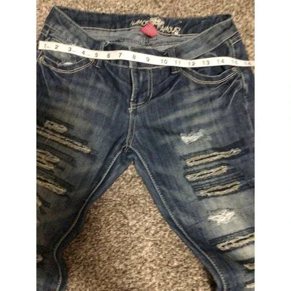 Almost Famous Women's Size 5 Distressed Whiskered Denim Jeans Ripped Streetwear - Picture 5 of 7